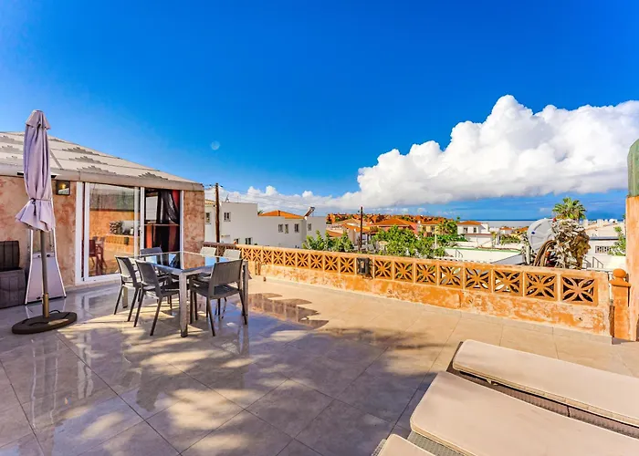 Semi-detached Sea Views, Huge Terrace, Close فيلة